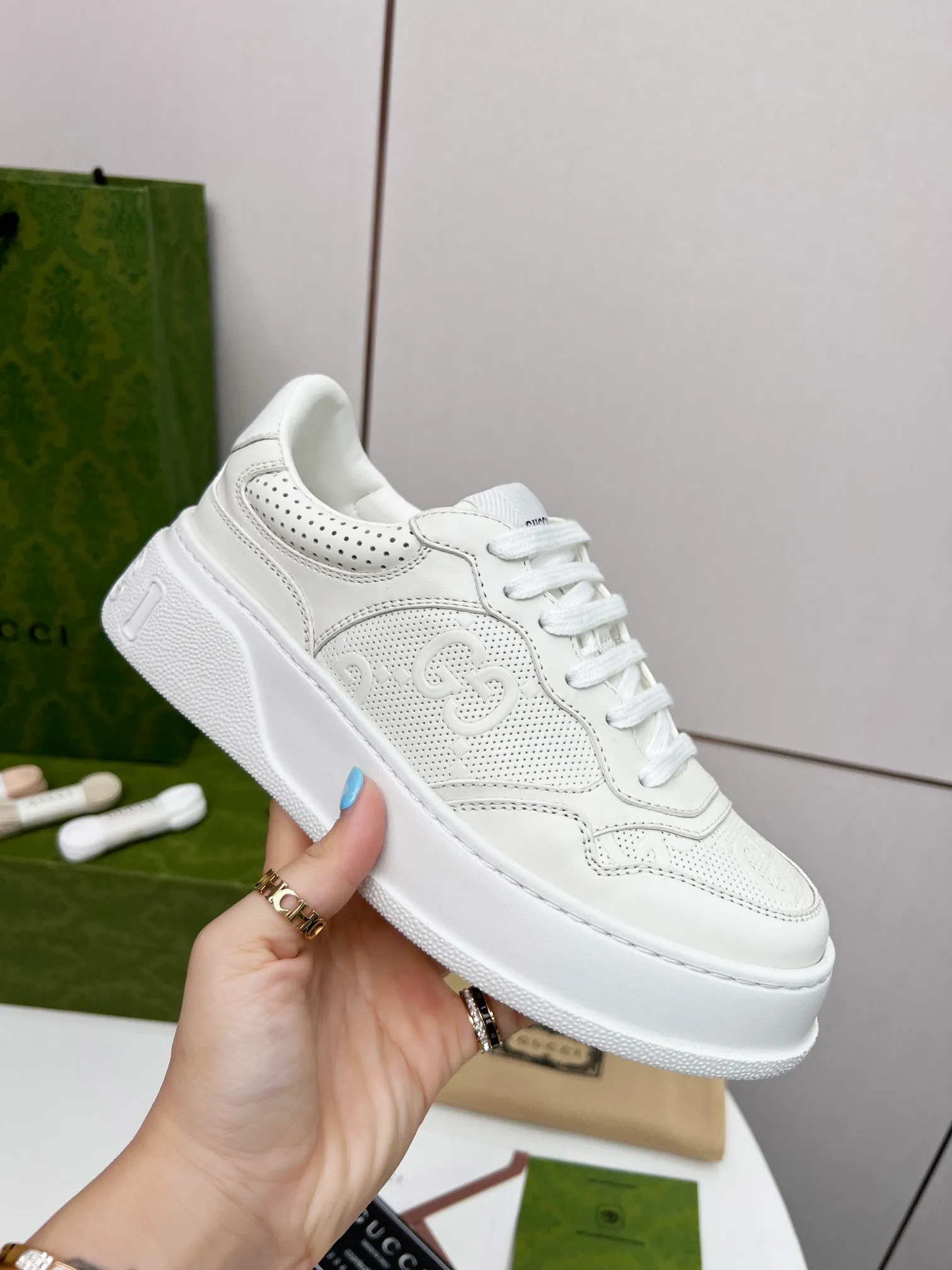 👟👟Ex-factory price 480👟👟 Women's Shoes Women's Clothing Gucci - New Chunky lightweight soft thick sole sports series! G's biscuit shoes for couples, Gucci counter style, and Gucci catwalk style! The style design is light, luxurious and retro...thick sole increases height...similar to an upgraded version of classic white shoes! Original customized cowhide fabric (classic old floral fabric, perforation, embossing process) original foam lightweight outsole, GG Logo on the heel, 4cm thick sole, classic Gucci webbing... Women's 35-40